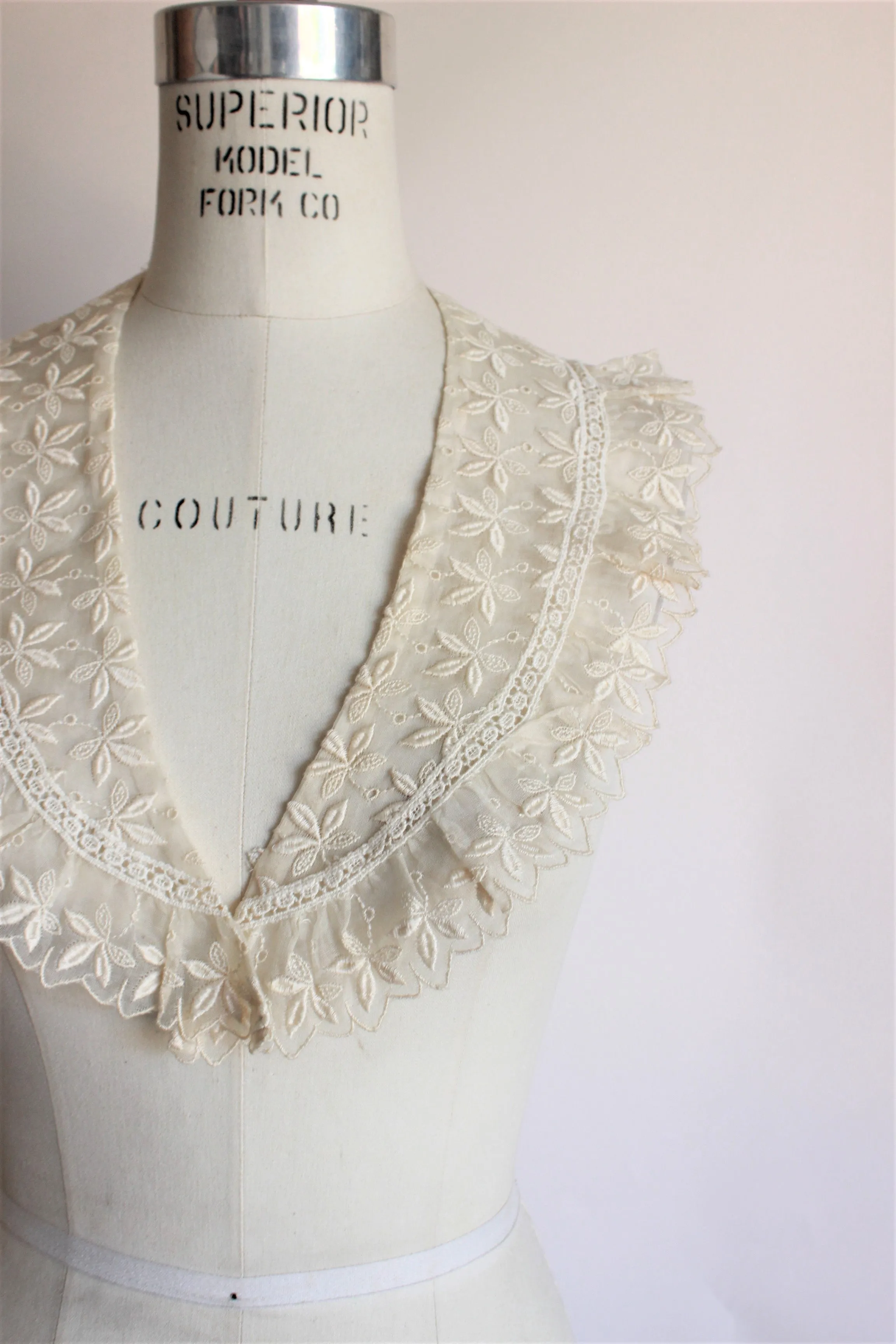 Vintage Early 1900s Collar in Ivory Lace